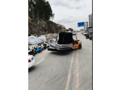 800千瓦柴油發電機組到達福建卸車